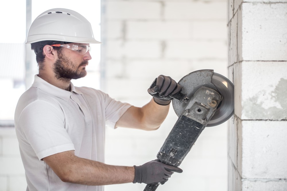 De ce contează să știi diferența dintre tăierea umedă și cea uscată a betonului